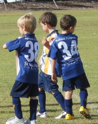 dzieci w strojach piłkarskich